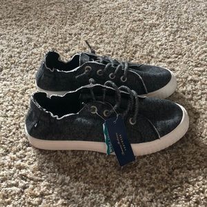 New with tags!  Tommy Bahama women’s slip on shoes. Size 7.5